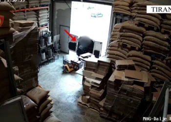 Vodhën dhe shitën 40 ton kafe te magazina ku punonin, arrestohen dy persona, procedohet shpërndarësi