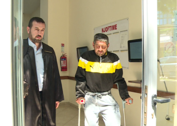 Historia e çuditshme: Prokuroria kërkon dy muaj burg për lypësin në Tiranë, pasi policia e kishte urdhëruar të… mos lypte