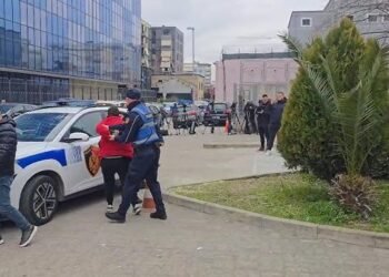 Detaje të reja nga aksioni i SPAK në Tiranë për goditjen e Call Center-ve, identifikohet polici i shoqëruar!