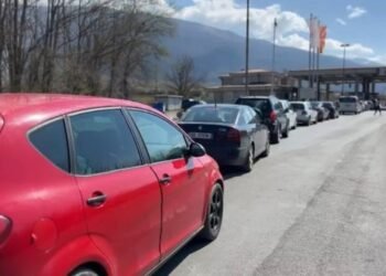 Qeveria krijon turizmin e naftës/ Shqiptarët vërshojnë në M. e Veriut, Mickoski: Konsum rekord nga fqinjët