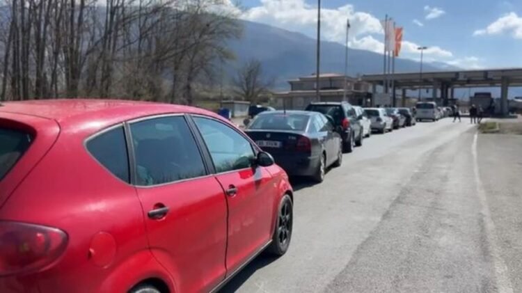 Qeveria krijon turizmin e naftës/ Shqiptarët vërshojnë në M. e Veriut, Mickoski: Konsum rekord nga fqinjët