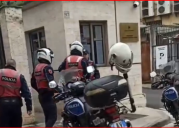 VIDEO: “Mos më prekni” – Qytetarja tenton të vetëdigjet në mes të Tiranës, shpëtohet nga Policia