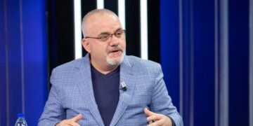 Hoxha: AKSHI, ‘qeveria paralele’ që kontrollonte shtetin, median dhe milionat!