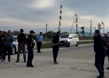 Përplasjet mes kompanive të Pacollit dhe Ademit, policia rrethon Aeroportin e Vlorës