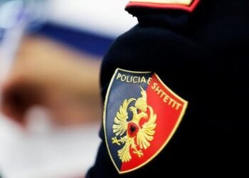 Përndiqte ish-të dashurën pas ndarjes pas 17 viteve, Prokuroria e Fierit dërgon në gjyq policin!