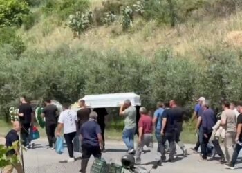 U përplas për vdekje nga regjisori Petri Bozo, 7-vjeçari përcillet mes lotësh e dhimbjes për në banesën e fundit!