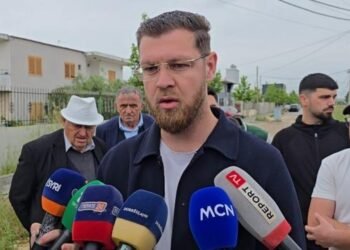 Aksidenti tragjik në Durrës, revolta e banorëve: Këtu ecin me 150 km/h e policia s’reagon. Ndërsa për një mur, të vinë 10 herë
