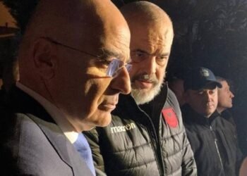 “Do kërkohet rifillimi i bisedimeve për detin” – Dendias, vizitë në Tiranë pas “paqes” së Ramës me Mitsotakis