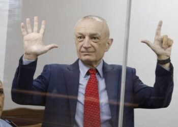 Avokati shpjegon simbolin e “çuditshëm” të Ilir Metës në gjyq