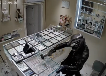 Me çekiç dhe kallashnikov bëjnë copash gjithçka! Momenti kur grabitësit e maskuar vjedhin argjendarinë në Kamëz (VIDEO)