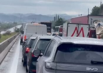 Bllokohet autostrada Tiranë-Elbasan prej më shumë se dy orësh, regjistrohen radhë kilometrike mjetesh