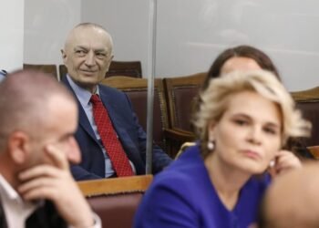 “Presidenti si je?”/ Meta-deputetit Leskaj nga brenda kafazit të xhamtë: Jam i fortë!