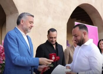 “Pse e dekorove Çyrben vallë?!”/ Klosi flet për herë të parë për çertifikatën e mirënjohjes që i dorëzoi Jurgis Çyrbes