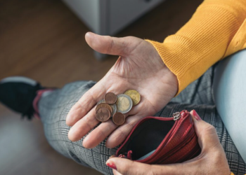 23% e shqiptarëve që jeton me 681 lekë në ditë, ja çfarë mund të blejnë: Një bukë, pak vezë dhe…