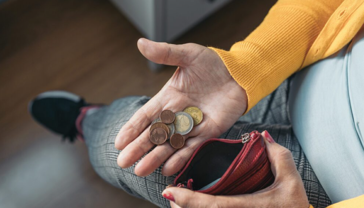 23% e shqiptarëve që jeton me 681 lekë në ditë, ja çfarë mund të blejnë: Një bukë, pak vezë dhe…
