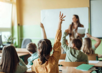 Alarm në arsimin shqiptar: Numri i nxënësve bie, vajzat mbajnë universitetet