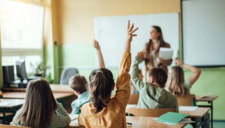 Alarm në arsimin shqiptar: Numri i nxënësve bie, vajzat mbajnë universitetet