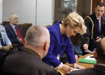 Nga simboli i numrit 7 në kafazin e xhamtë te Kryemadhi nuk ia hodhi sytë Metës, gazetarja Anila Hoxha zbulon detaje nga gjyqi ndaj ish-presidentit