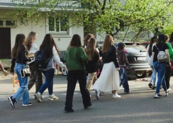 Vajzat shqiptare po ikin drejt qyteteve, periferia mbetet pa “nuse”
