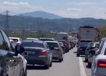 “Hinka e Bradasheshit” në Elbasan kthehet në makth për qytetarët/ Radhë kilometrike dhe qarkullim i paralizuar drejt juglindjes!