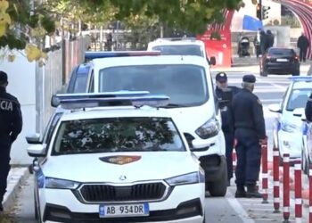 Kova e dyshimtë në Rrugën e Elbasanit vë në alarm policinë, ‘surpriza’ brenda saj