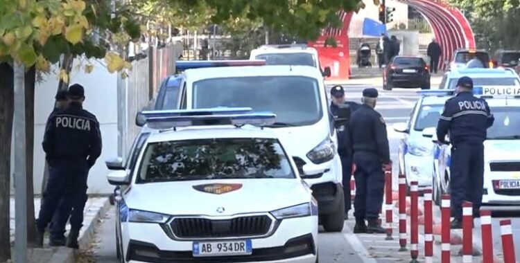 Kova e dyshimtë në Rrugën e Elbasanit vë në alarm policinë, ‘surpriza’ brenda saj