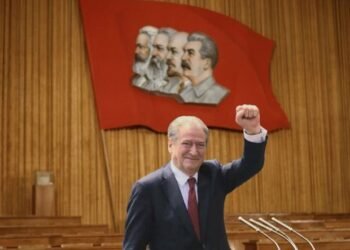 Rrjeti shfrenon fantazinë pas zgjedhjeve farsë/ Berisha si Enveri dhe Stalini