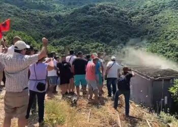 Banorët protestojnë në Kakome, heqin rrethimet dhe kërkojnë kthimin e pronave