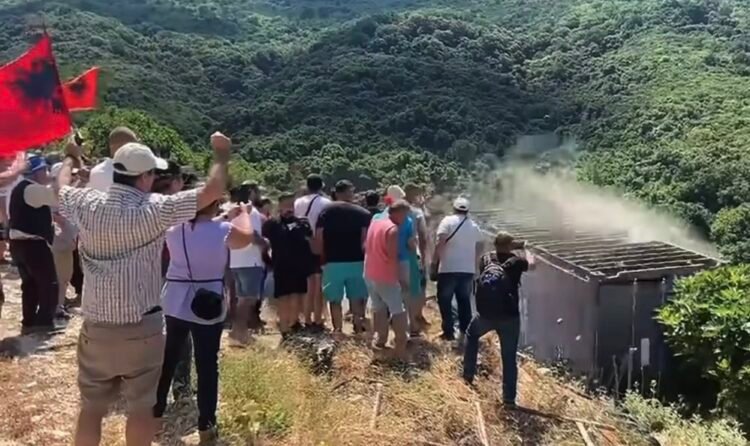 Banorët protestojnë në Kakome, heqin rrethimet dhe kërkojnë kthimin e pronave