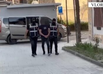 Iu gjendën armë dhe lëndë narkotike, dy të arrestuar në Vlorë