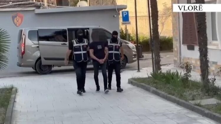 Iu gjendën armë dhe lëndë narkotike, dy të arrestuar në Vlorë