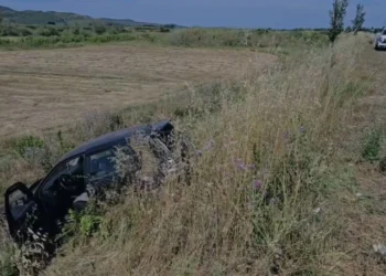 Aksident në aksin Levan-Tepelenë, makina përfundon në kanal