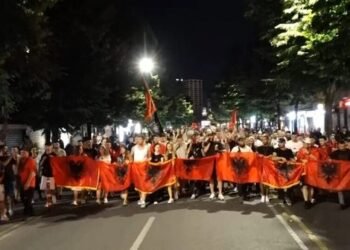 Publikohen emrat e tre organizatorëve të protestës – “Porosia”: Nuk do të ketë më marshim jashtë Unazës