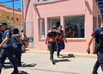 “U ngritën menjëherë dhe e goditën me grushte”, zbardhet dëshmia e policëve për sulmin ndaj Petrit Çakrit në GJKKO