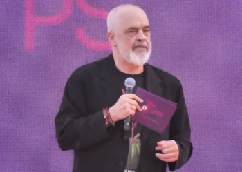 “Të gjithë e dinë çfarë kemi bërë ne për Shqipërinë dhe flamurin” – Rama iu përgjigjet protestuesve: Çfarë duan këta patriotë?