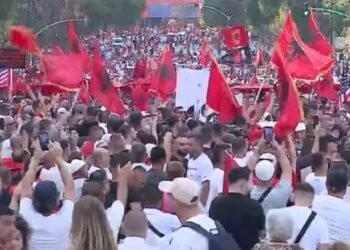 Iu bashkohet dhe diaspora – Mijëra shqiptarë mblidhen në ditën e 21-të të protestës