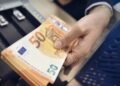 Euro thellon rënien, i afrohet kufirit të 94 lekëve