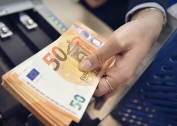 Euro thellon rënien, i afrohet kufirit të 94 lekëve