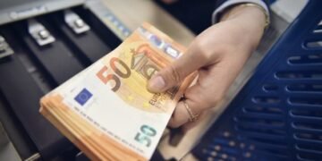 Euro thellon rënien, i afrohet kufirit të 94 lekëve