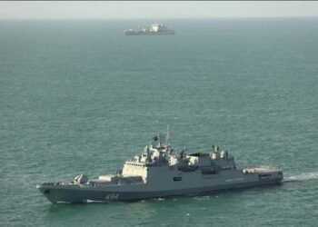 Fregata ruse qëllon me të shtëna paralajmëruese ndaj një jahti britanik në Kanalin e Lamanshit