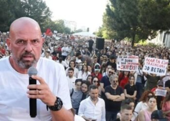 Ylli Manjani revoltohet kundër protestuesve, pasi e shanë në rrjetet sociale: Robt ku t’i kenë…