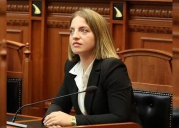 VENDIMI – Deputetja socialiste largohet nga PS: Prej sot jam deputete e pamvarun