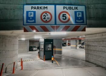 Parkimi bëhet luks në Tiranë: Tarifat për orë rriten deri në 70%, një vend makine kushton sa një apartament dikur