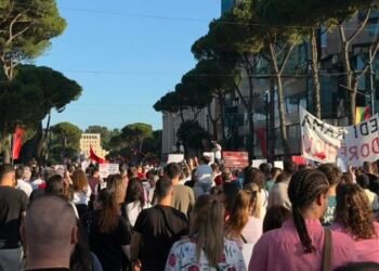 Nis protesta e 5-të radhazi, qytetarët protestojnë sërish te Kryeministria me thirrjen slogan: Rama n’burg, Berisha n’burg