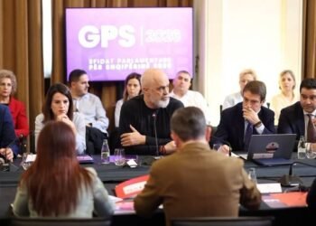 “Nxjerr Erioni koshat e mbushur me mbeturina” – Edi Rama “përplaset” me Braçen në mbledhjen e PS