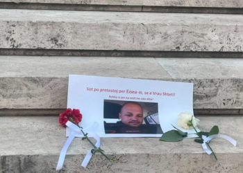 FOTOLAJM/ “Sot po protestoj për Enean…”, qytetarët vendosin në shkallët e Kryeministrisë foton e efektivit të vrarë në Maliq