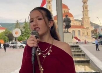 “Mund të mendoni se jam e vogël por…” – Mesazhi i fortë i 12-vjeçares në protestën e Korçës: Frika po na dëbon nga ky vend