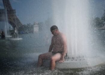 Temperatura rekord: Parisi ndalon konsumimin e alkoolit në publik, spitalet drejt mbingarkesës nga vala e të nxehtit