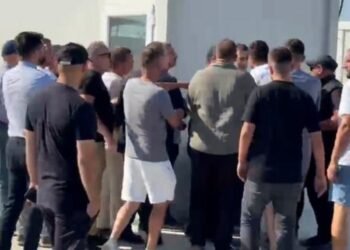 Tensione në Aeroportin e Vlorës/ Punonjësit e Behgjet Pacollit përplasen me vartësit e Valon Ademit