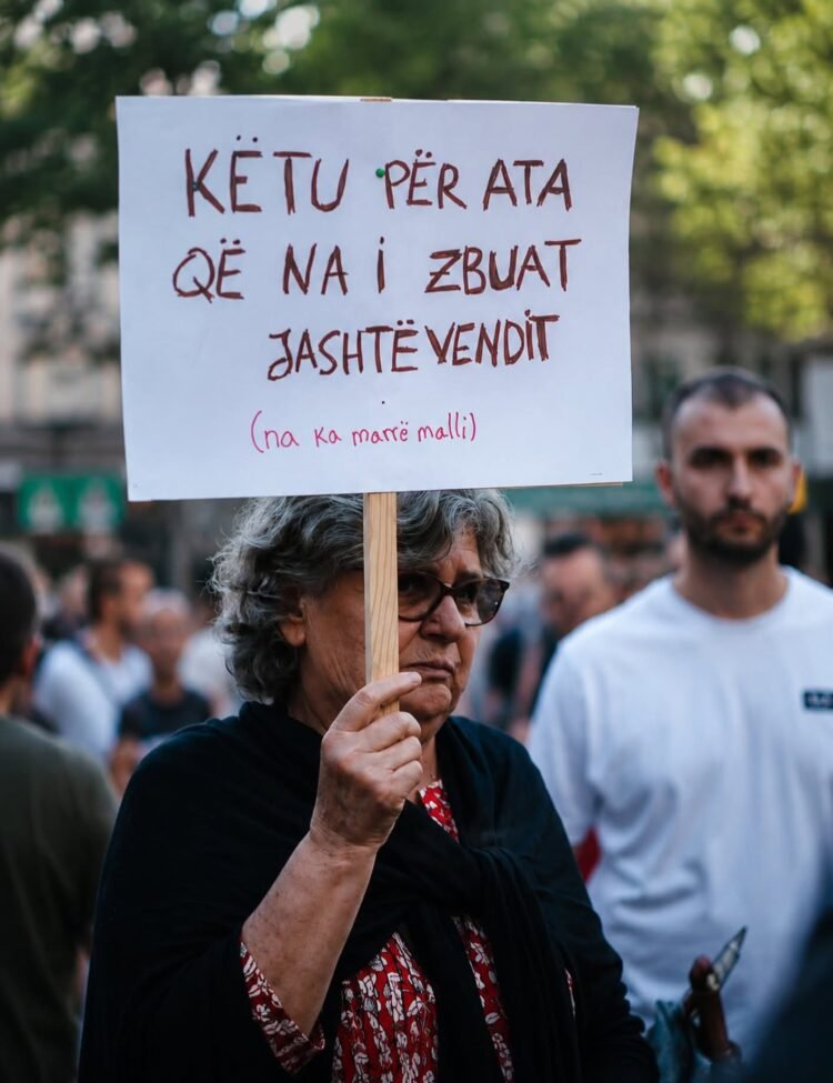 Fotolajm/ Pankarta e gjyshes që rrëqethi protestën dje